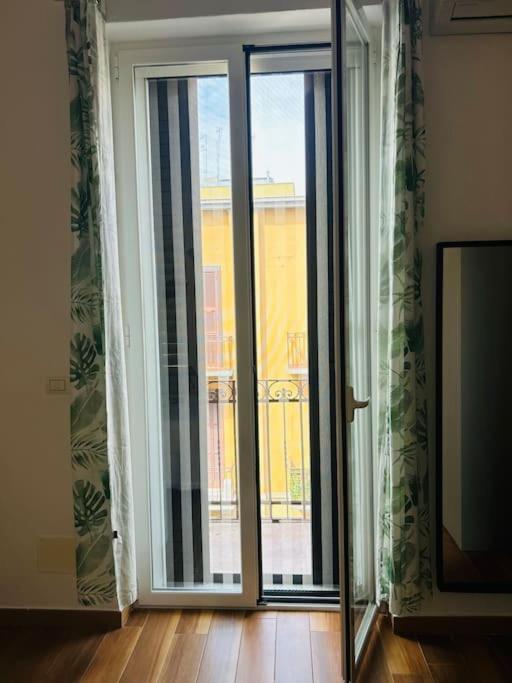 Trilocale Centrale Vista Mare - Mira'S Home バーリ エクステリア 写真